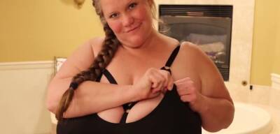 Webcam Blonde MILF With Big Boobs Playing Cam Free Porn on vidgratis.com