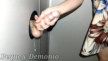 WALKING 4 UNKNOWN COCKS IN A GLORYHOLE. Www.pequeydemonio.com on vidgratis.com