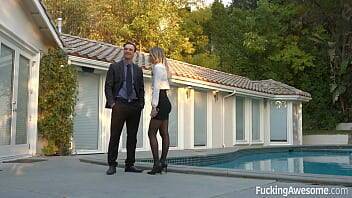 Real estate agent Natalia Starr wants to sell a house on vidgratis.com