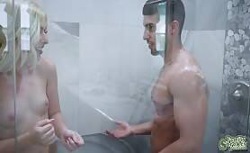 Eddie Dean joins Minxx Marley inside the shower room on vidgratis.com