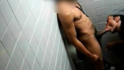 Black fucking in the bathroom on vidgratis.com