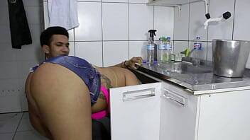 O encanador caralhudo enfiou o cano no cuzinho da safada do rabetão. Victoria Dias e Mr Rola on vidgratis.com