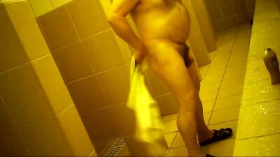 Naked men in public pool shower on vidgratis.com