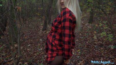Beautiful Busty Blonde takes her clothes off in the woods before fucking on vidgratis.com
