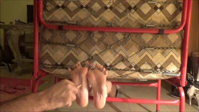 Horny amateur loves BDSM and having someone tickling her feet on vidgratis.com