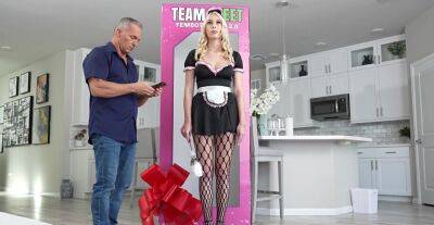 Man tries the new maid model X in premium adult display on vidgratis.com