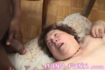 Old White Granny Taking 2 Cocks on vidgratis.com