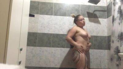 Rubia Culona Tatuada Se Ducha Luego Del Colegio on vidgratis.com