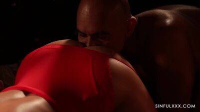 MILF in red lingerie against two muscular machos on vidgratis.com