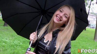 Dude meets cute blondie and invites her at home to have some good shag - Russia on vidgratis.com