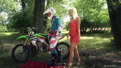 Biker offers this sexy ass blonde the fuck of her life on vidgratis.com