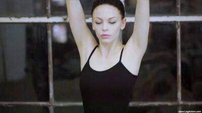 Flexible ballerina dancers Ashley Stone and Jenna J. Ross have sex on vidgratis.com