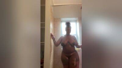 Thick Body Shower on vidgratis.com