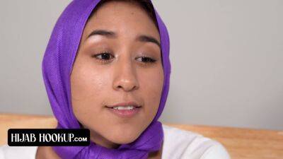 Horny Perv Peeps On Beauty Babe In Hijab Vanessa Vox on vidgratis.com