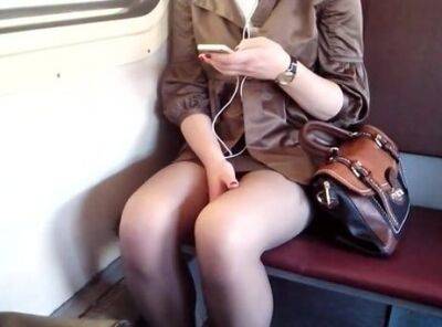 Amateur Girl in the train goes to the exams on vidgratis.com