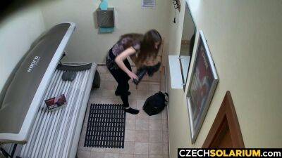 18 yo Playing With her Pussy in Solarium on vidgratis.com