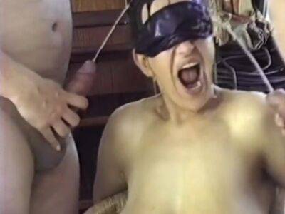 Blindfolded Wife Pisses With Friends on vidgratis.com