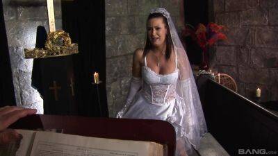 Big booty bride fucks on her wedding day like a slut on vidgratis.com