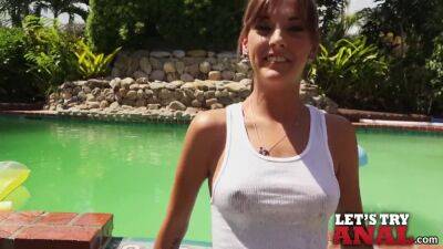 Hottie in Wet T-Shirt on vidgratis.com