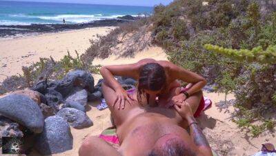 I get bumped by the lifeguard on the beach. on vidgratis.com