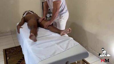 Masseur films hidden hot black woman during massage on vidgratis.com