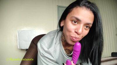 Joi-anja Puta Mandona Pedindo Gozada Na Boca Usando Brinquedinho Com Contagem Regressiva on vidgratis.com