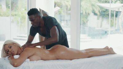 African masseur fucks his big tits bimbo client on the table on vidgratis.com
