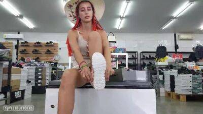 No panties upskirt in a shoe store on vidgratis.com