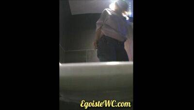 VIP Series 26-35. Young female students close-up pissing into the toilet on vidgratis.com