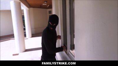 StepDaughter Jade Nile Fucked By Robber StepDad on vidgratis.com