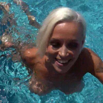 Notgeile Blonde Freundin besorgt es mir Outdoor am Pool - Germany on vidgratis.com