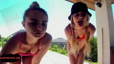 2 Girls Are Overexcited And Cant Hold Back on vidgratis.com