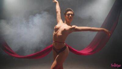 Thin ballerina reveals authentic erotic solo dance on cam on vidgratis.com