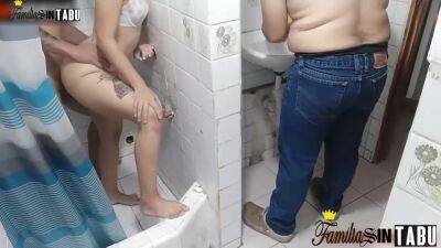 Sexo Duro - Morena Mamada Polla Y Perrito En El Bano Con Hermanastra on vidgratis.com