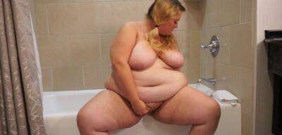 Plumps Sexy BBW Bathtub Scene With Butt Plug on vidgratis.com