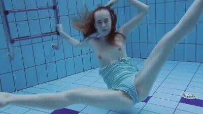 Super Hot Underwater Hairy Babe 5 Min With Anna Netrebko - Russia on vidgratis.com
