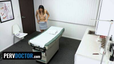 Kimora Quin Wants Annual Check Up But The Doctor And His Kinky Nurse Has Other on vidgratis.com