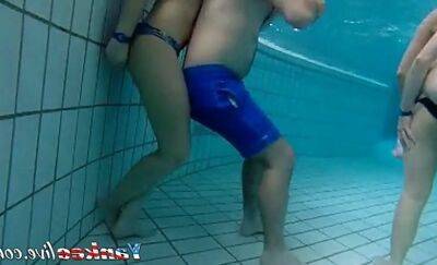 Girsl underwater at pool amateur on vidgratis.com