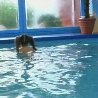 Crazy young girl fucked in the swimming pool on vidgratis.com