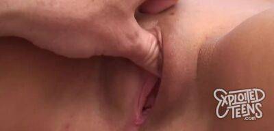 Shaved Cunt Close-up XXX With Brunette Amateur Teen And Shaved Pussy on vidgratis.com