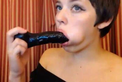 Short Haired Dildo Show on vidgratis.com