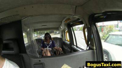 Ebony taxi passenger seduces cabbie to fuck on vidgratis.com