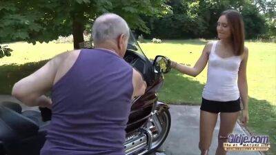 Insatiable granddad is penetrating a new teenage mega-slut in the middle of the day, in the street on vidgratis.com