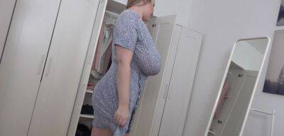 BBW blonde reveals her giant jugs while undressing on vidgratis.com