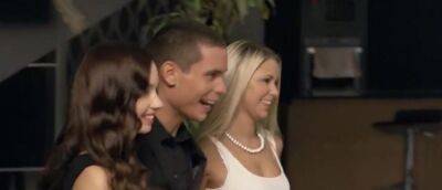Two swinging blonde chicks and their partners gathered for a passionate foursome on vidgratis.com