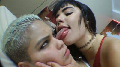 Femdom Kissing on vidgratis.com