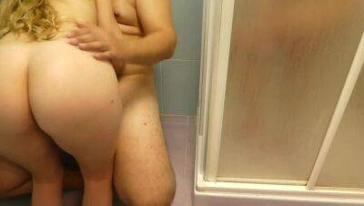 I FUCK WITH MY d.´S FAT BOYFRIEND WHILE SHE SHOWERS on vidgratis.com