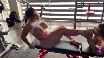 Sweating In The Gym And Eating Her on vidgratis.com