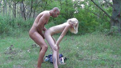 Fucking the skinny girl in the woods on vidgratis.com