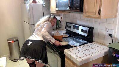 The maid takes a hard pecker in the kitchen on vidgratis.com